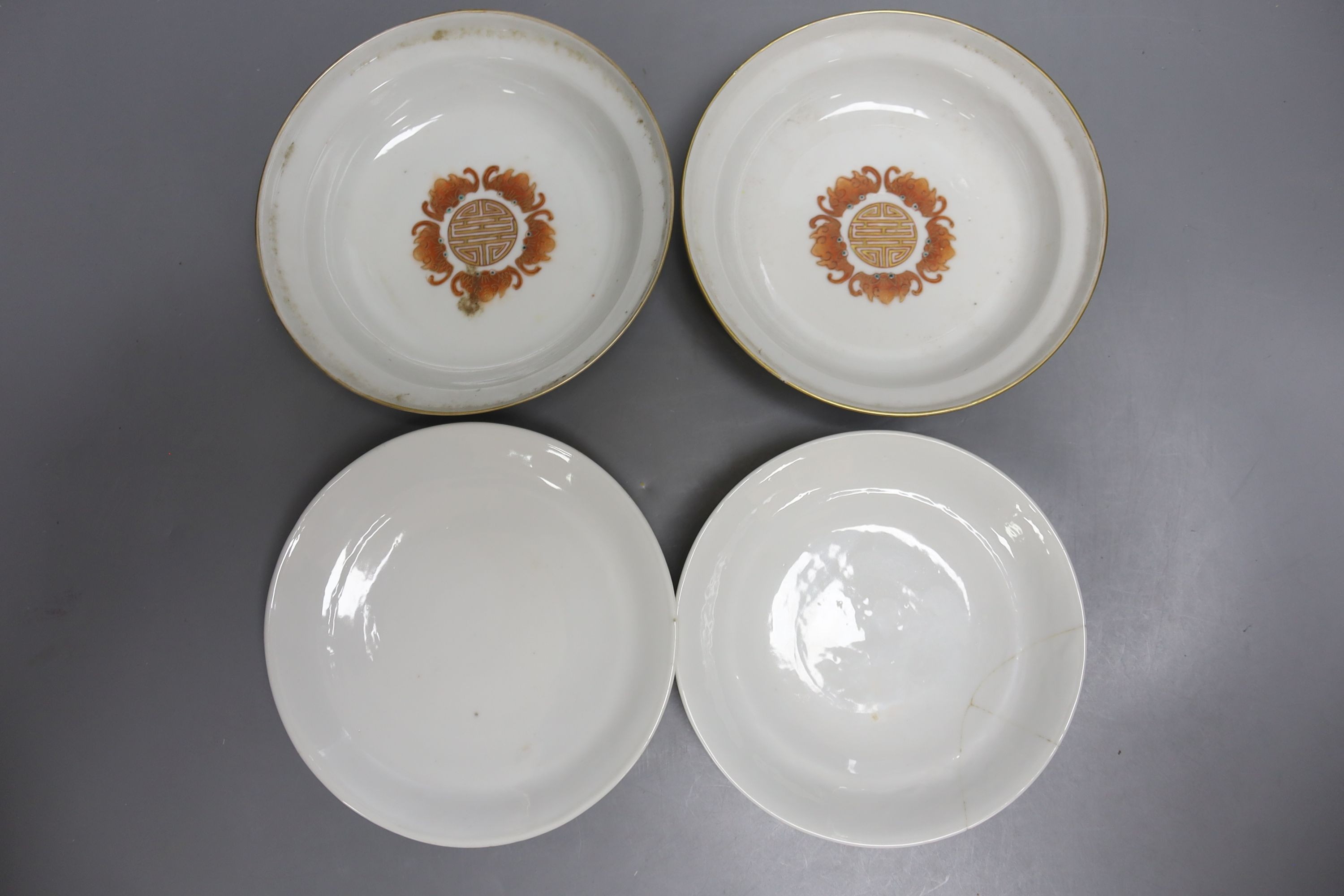 A pair of early 20th century Chinese famille jeune bowls and covers, diameter 16cm (a.f.)